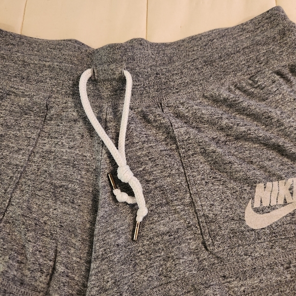 Nike Women's Heathered Gray Knit Logo Shorts Size Medium EUC Pockets - Picture 3 of 9